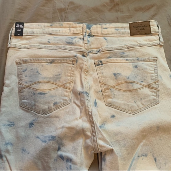 A&F Acid Washed High Rise Jeans - Picture 5 of 7